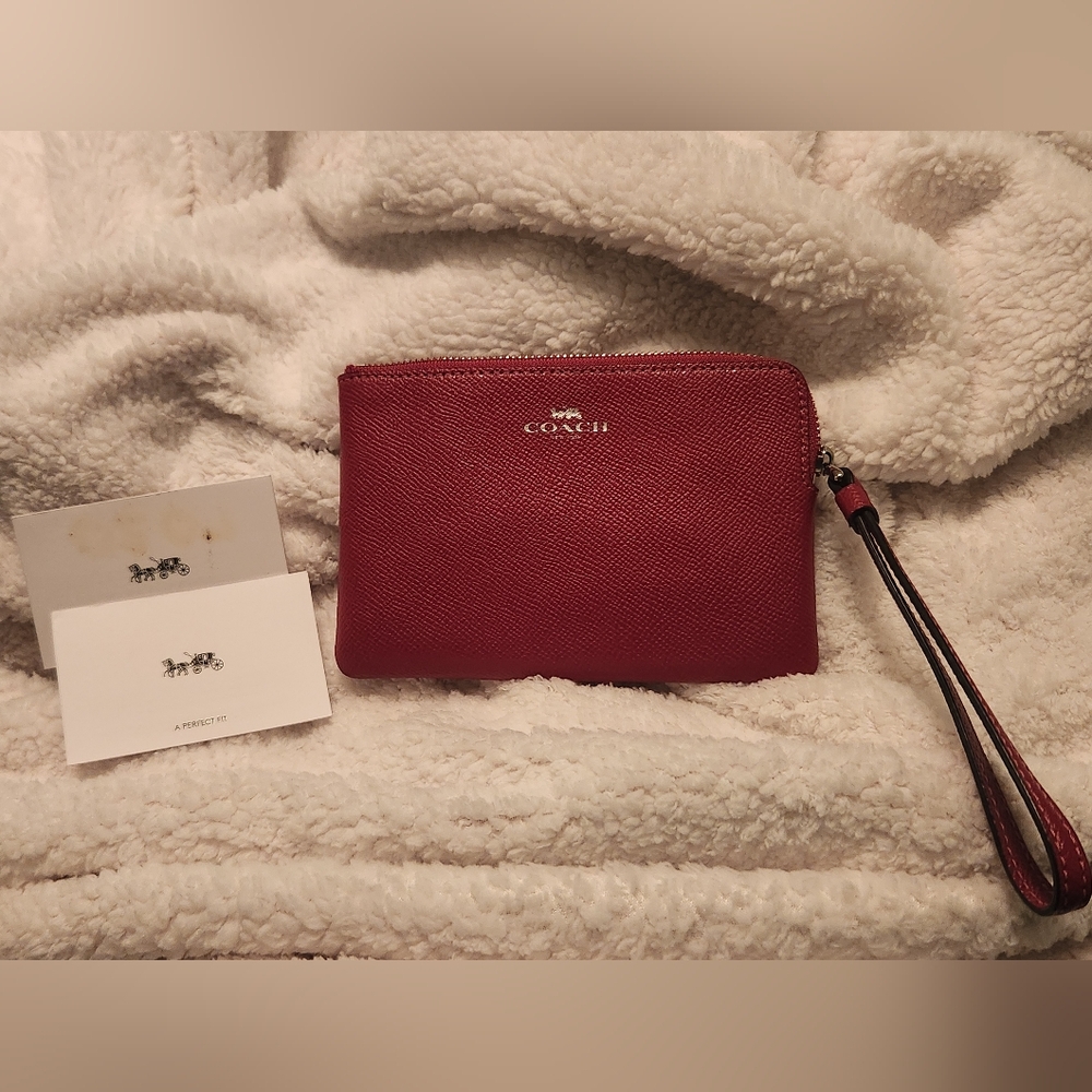 Coach Corner Zip Wristlet EUC - Picture 3 of 11